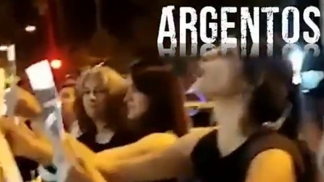 Como lo prometieron, feministas escracharon a Baby Etchecopar