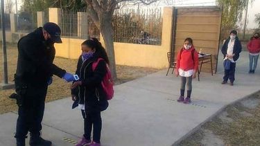 En San Juan: analizan comprar test para detectar casos asintomáticos en las escuelas