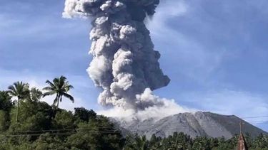 El volcán del&nbsp;monte Ibu&nbsp;de Indonesia entró en erupción