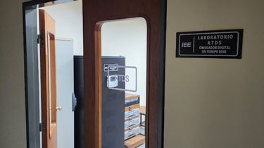 La nueva sala del Instituto de Energía Eléctrica que contiene la máquina para simular la red eléctrica y probar la incorporación de energías no renovables y su almacenamiento.