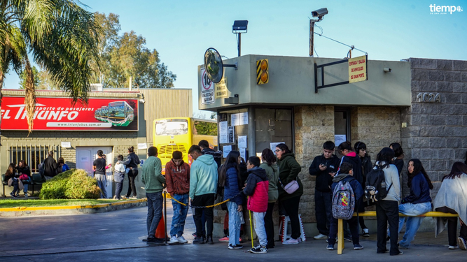 Largas filas en las empresas de colectivo para realizar la credencial que permitirá acceder al boleto escolar y docente gratuito.