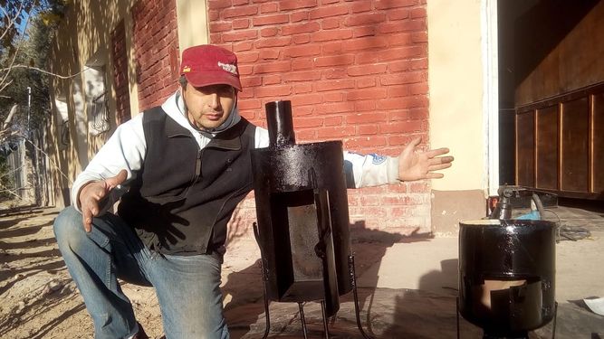 El arte de rebuscársela: la historia de Carlos, que aprendió un oficio de grande para poder comer