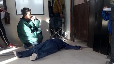 Denuncian falta de atención para una mujer que se desmayó en una salita