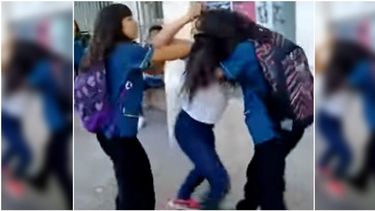 Como un circo: dos alumnas pelean en la puerta del Colegio Nacional mientras el resto arenga