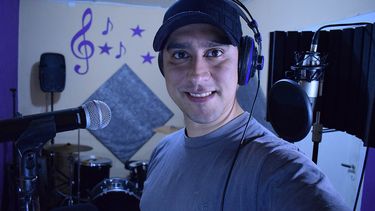 Conocé al youtuber sanjuanino que enseña canto a alumnos de todo el mundo