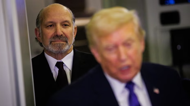 Detrás de Donald Trump, el secretario de Comercio de Estados Unidos, Howard Lutnick