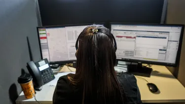 Ganarle a la angustia: cómo se salvan vidas en San Juan con una voz amiga en el teléfono