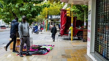 Por el éxodo, cada vez son menos los senegaleses que se ven en la Ciudad dedicándose a la venta callejera.