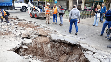 El pavimento empezó a hundirse en el corazón de la Capital y la sorpresa fue mayor: hallaron dos cráteres de más de 10 metros de profundidad