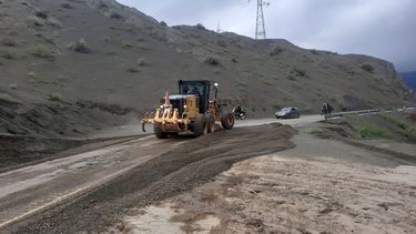 Una máquina de Vialidad Nacional acondiciona la ruta 150 tras una fuerte lluvia.