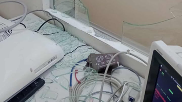 Mientras esperaba que atendieran a su hija, un padre rompió un vidrio y atacó a un enfermero en el Hospital Rawson