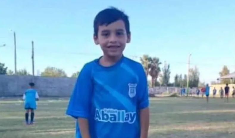 El pequeño Francisco Arriola, con la camiseta del Club Deportivo Carpintería.