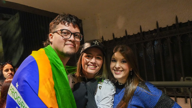 Desde Brasil con amor (y fanatismo): viajaron más de 3.000 km para ver a Lali en San Juan