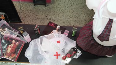 Sanjuaninos en un shop.