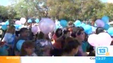 Soltaron globos en recuerdo de sus hijos que murieron