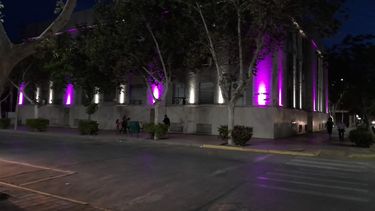 Banco San Juan se iluminó de rosa para concientizar sobre el cáncer de mama