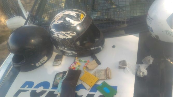 Iban con 3 paquetes de droga en pleno mediodía Iban con 3 paquetes de droga en pleno mediodía