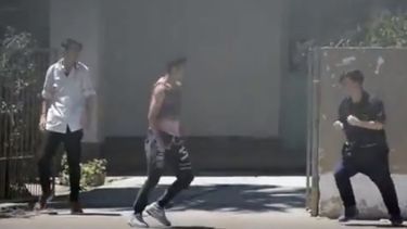 Video: dos alumnos armaron un ring en la puerta de una escuela y se agarraron a las piñas