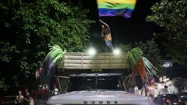 Brillos, música y show en la marcha del orgullo