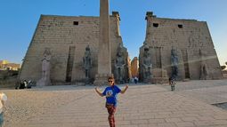 Silvina Fredes, en su paseo por la ciudad de Luxor.
