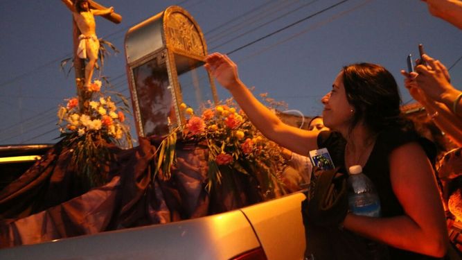 Entre lágrimas, recibieron una nueva reliquia de San Antonio