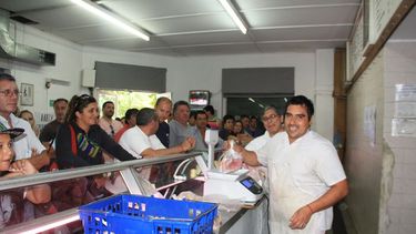 Los sanjuaninos coparon las pescaderías desde muy temprano