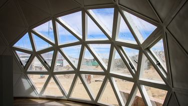 Los Eco Domos de Ischigualasto cuentan con parte de sus paredes vidriadas, para que quienes se hospeden tengan una imagen privilegiada del exterior.