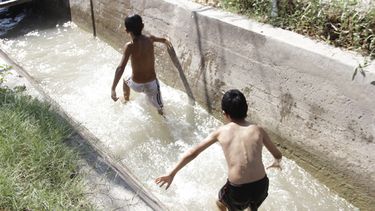 Estudian cortar el agua para riego los fines de semana