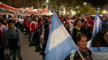 La Plaza 25 copada de manifestantes contra el aumento de tarifas