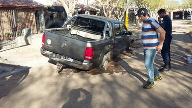 Salió de su casa y la calle le “tragó” la camioneta