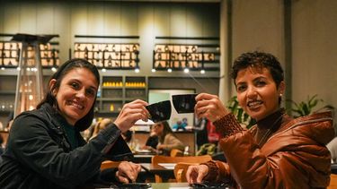 Carina Carmona y Ana Laura Paroldi, las ideólogas de la movida que mezcla café e inglés.