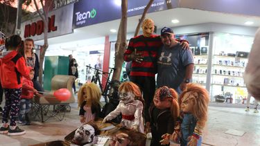 ¡No apto para cobardes!: el cordobés que trajo los muñecos del terror a la Peatonal