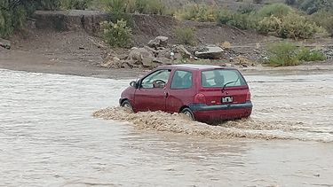 Fotos y videos: puro coraje, así pasan los autos el badén de Ullum