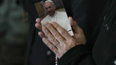 El Papa Francisco se sigue recuperando de su afección respiratoria.