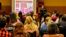 Paula Mateo, durante la capacitación sobre ESI que se brindó en el Teatro del Bicentenario.