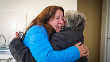Rosa Antunez no pudo controlar el llanto al abrazar a su mamá en el interior de su propia casa. Ella es empleada doméstica y llevaba 26 años esperando su casa.
