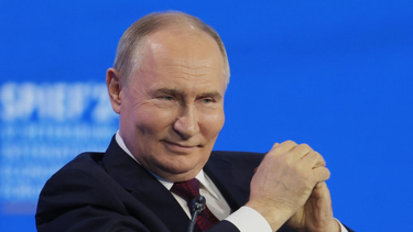 Vladimir Putin prohibió que se proyecten en Rusia series y películas en el que las mujeres antepongan sus carreras a la maternidad.