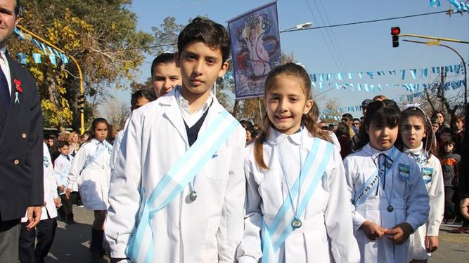 Los hermanitos que vinieron de República Dominicana para prometer lealtad a la Bandera Argentina