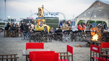 Cuánto cuesta comer y refrescarse en la Fiesta del Sol: desde el sándwich de punta de espalda a la birra