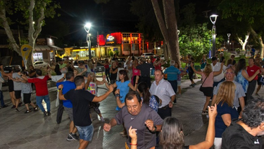 La plaza departamental de Santa Lucía se llena de baile en las noches veraniegas.