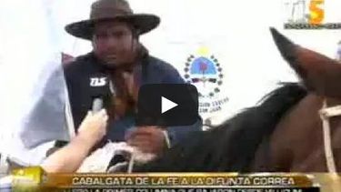 Van llegando participantes para la Cabalgata de la Fe