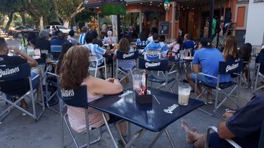 Luego de las elecciones, los hinchas sanjuaninos de Racing coparon los bares del centro