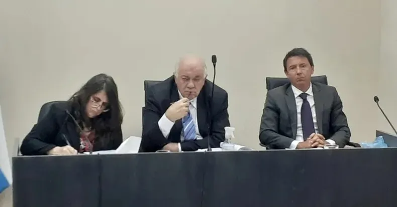 Los jueces Juan Bautista Bueno (en el centro), Silvina Rosso de Balanza y Maximiliano Blejman fueron los que condenaron a Barahona. Ese fallo ahora fue revocado.