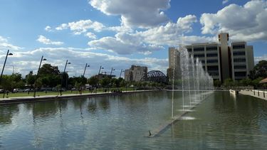 Tenía calor y se metió a la fuente de la Plaza del Bicentenario: ¿qué pasó?