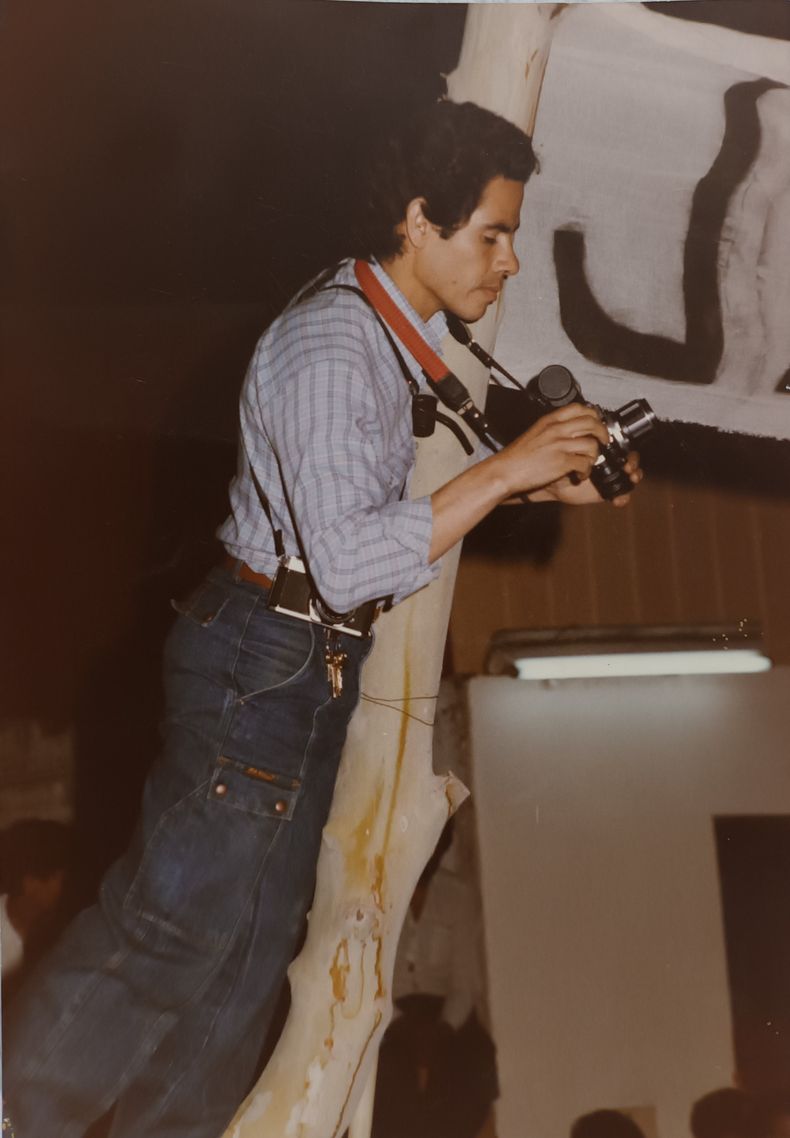 En acción. Hugo Elizondo subido a un árbol en un acto político. En acción. Hugo Elizondo subido a un árbol en un acto político.