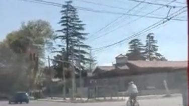 Video: escrachó a un ciclista sanjuanino por pasar semáforos en rojo