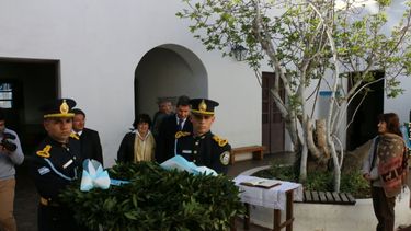 Ofrendas y homenaje a los maestros para honrar a Sarmiento