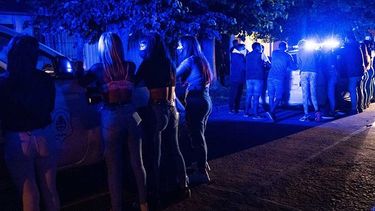 Baños sin agua, mesas en la calle y fiestas VIP en tres días: para la Policía se les están riendo en la cara