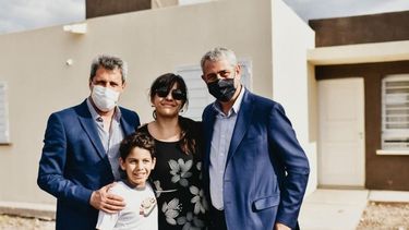 Uñac y Ferraresi entregaron viviendas en Rawson