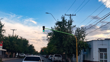 Los semáforos en Pocito son de los más modernos, con tiras led.